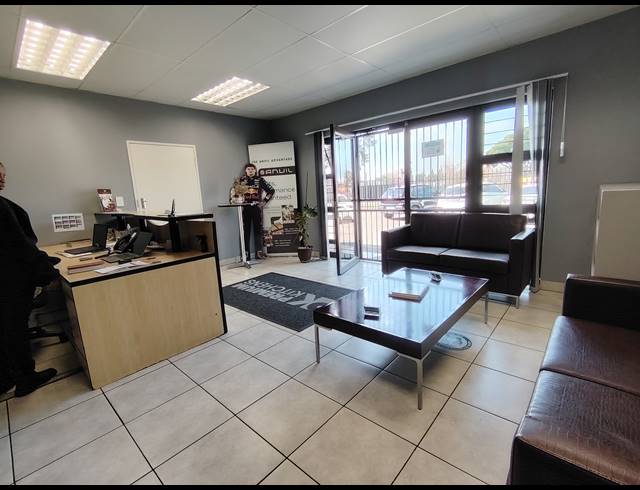 1,111M² WAREHOUSE TO LET IN AIRPORT PARK